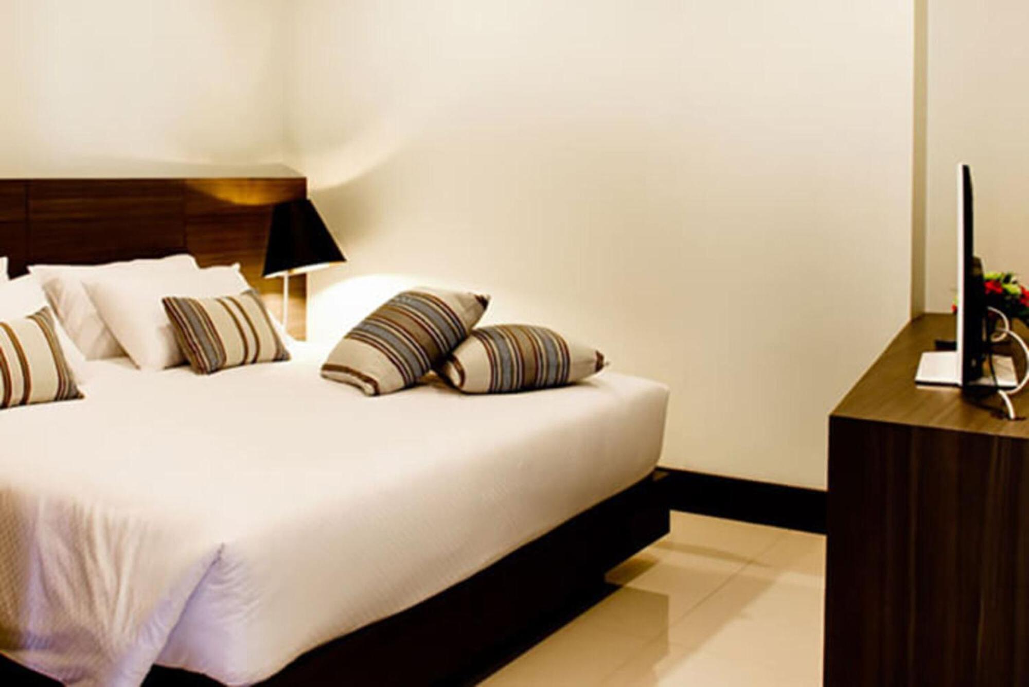 Crystal Suites Suvarnbhumi Airport Bangkok Exterior photo